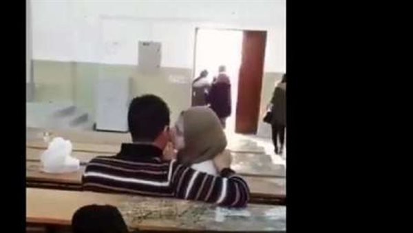 قبلات وأحضان داخل مدرج جامعي بين طالب وطالبة.. التفاصيل الكاملة للواقعة التي هزت مواقع التواصل | فيديو