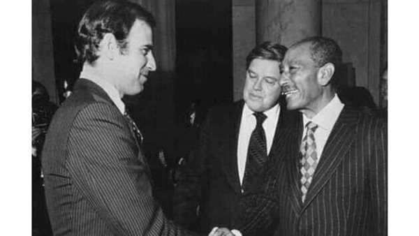 حكاية الصورة التي اشعلت السوشيال ميديا .. حقيقة لقاء السادات والرئيس الأمريكي جو بايدن 