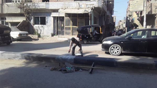 فى حملة لمجلس مدينة الصف..تجريد طريق نزلة سلام وتل حماد وإنارة شوارعها ودهان بلدورات الطريق 21 بالفهميين