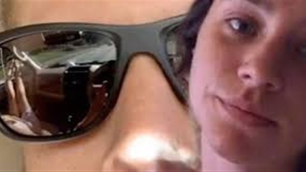 كيدهن عظيم.. فتاة تكشف خيانة حبيبها من نظارته الشمسية | فيديو