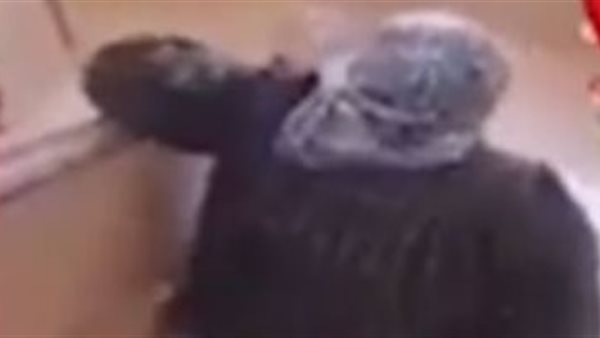 تفاصيل مثيرة .. الأم تكشف الحقيقة الكاملة لفيديو إجبارها على زحف السلم