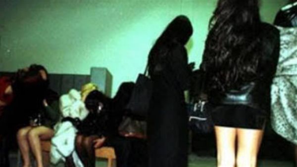 التحريات تكشف تفاصيل مثيرة.. سيدة وابنتها تكسبان 17 مليون دولار سنويا من الأعمال المخلة