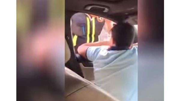 عاجل..التفاصيل الكاملة للقبض على الطفل بطل واقعة الاعتداء على شرطي والسخرية منه | فيديو