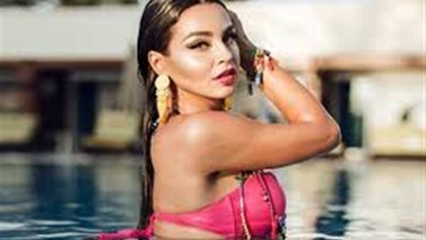 بمايوه عاري .. ظهور مثير للراقصة جوهرة على الشاطئ | صور