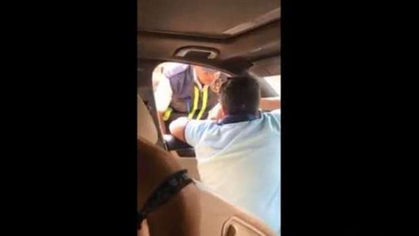 بعد إلقاء القبض عليه.. الطفل المتهم بالاساءة لشرطي المرور..