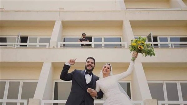 ماذا قال محمد صلاح للعروسين؟.. مصور الفوتوسيشن يكشف كواليس الصورة| فيديو