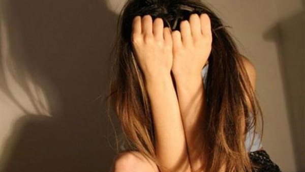 الفتاة: تركني مع صديقه وأغلق علينا الحجرة .. تفاصيل صادمة عن اتهام أب بهتك عرض ابنته