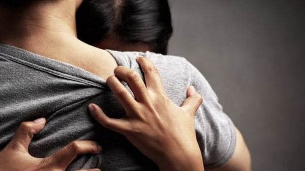  علقة ساخنة ووضع مُخل وتورط فرد أمن.. فضيحة بمدرسة بعد انصراف التلاميذ 