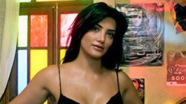 خالد يوسف أجبرني أقلع.. حكاية فنانة تركها خطيبها بسبب مشهد جريء | صور