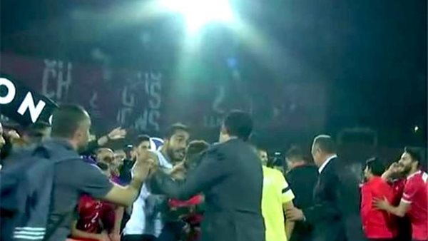 التفاصيل الكاملة لمشاجرة كهربا ومحمد فضل على منصة تسليم درع الدوري للأهلي | فيديو 