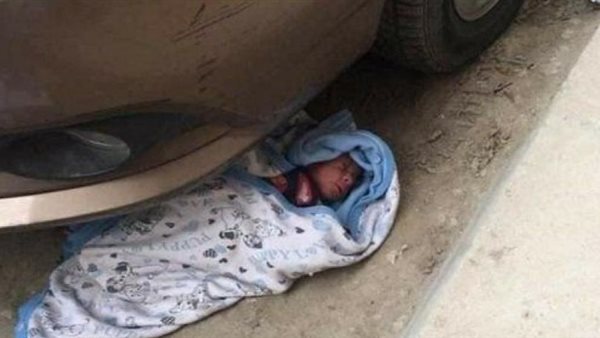 كارثة جديدة.. تفاصيل العثور على طفل حديث الولادة أسفل عجلات سيارة وتعليقات نارية