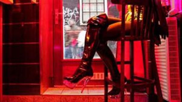 التفاصيل الكاملة .. مطربة تنشئ شبكة لممارسة الدعارة 