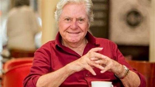 نجمة إغراء كبيرة .. حكاية فنانة شهيرة أنقذها حسين فهمي من فيلم إباحي | صور