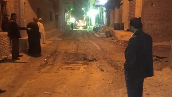 استجابة لشكوى الاهالى..شفط مياه الصرف وتغطية البلاعات واعادة تمهيد الشارع بمنطقة ابو العلا بالصف | صور