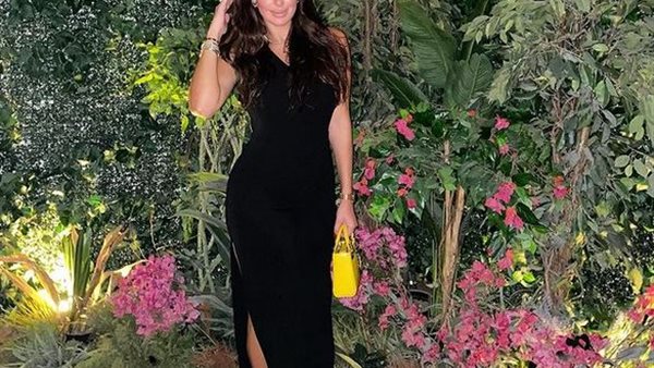 لن تتوقع .. أسعار صادمة لحذاء و حقيبة ياسمين صبري في أحدث ظهور لها