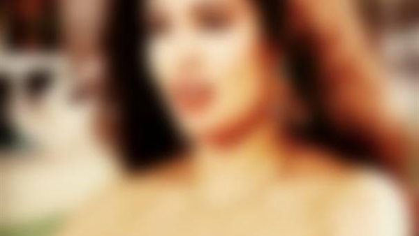 كان يحملني ثم تحسّس جسدي..فنانة شهيرة تروي قصتها مع «التحرش الجنسي» في فيلمها مع أحمد زكي | صور