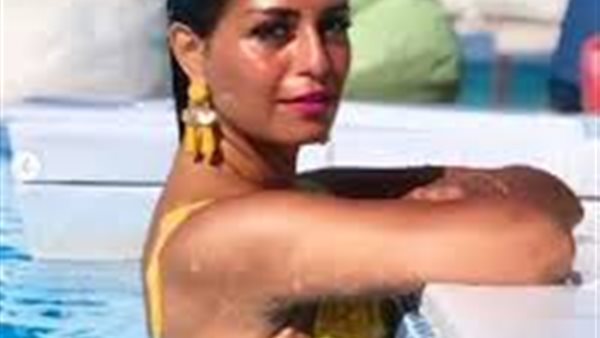 بالأصفر الجريء.. منة فضالي تثير الجدل بإطلالة مثيرة | صور