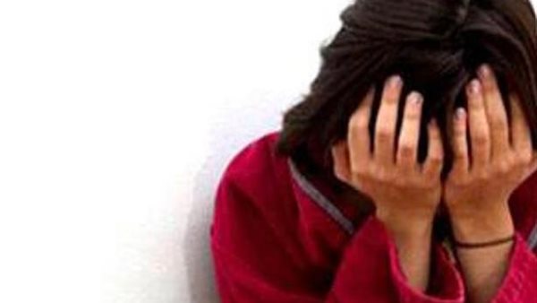 الفتاة تفجر مفاجأة صادمة في التحقيقات ..عامل يتهم خطيب ابنته بالاعتداء عليها جنسيا