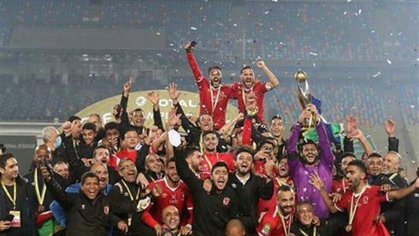 الخطيب يبكي ويفقد توازنه بعد صافرة النهاية وتتويج الأهلي بكأس افريقيا | فيديو 