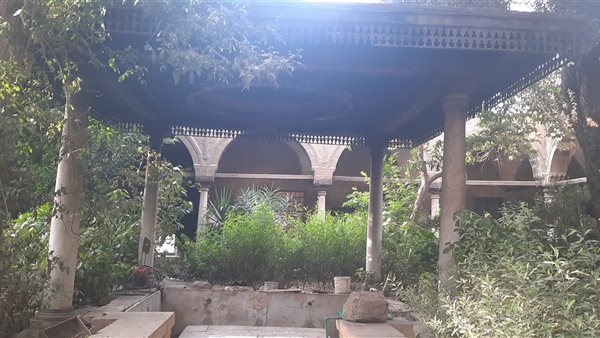 مسجد السيدة زينب يخضع لإشراف وزاره الأوقاف وبداخله أثر !