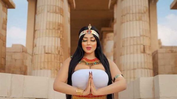 خريجة تمريض وموديل .. القصة الكاملة لسلمى الشيمي التي قلبت السوشيال ميديا | صور 