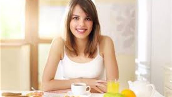 خبيرة تغذية علاجية تكشف عن الأوقات الصحيحة لتناول الطعام | فيديو