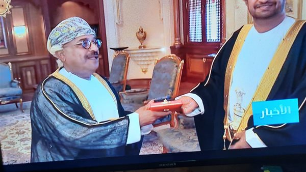 المخرج ابراهيم قمبر يتقلد وسام الاستحقاق  السلطاني | فيديو وصور