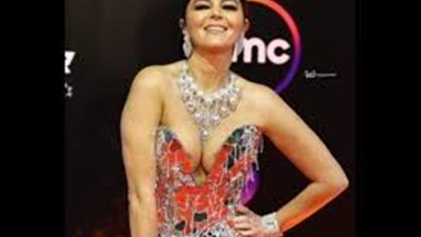 الأجرأ في حفل افتتاح مهرجان القاهرة.. ريموشكا تثير الجدل بفستان فاضح | صور