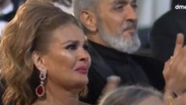 السبب غريب .. لحظة بكاء يسرا في مهرجان القاهرة السينمائي الدولي | فيديو