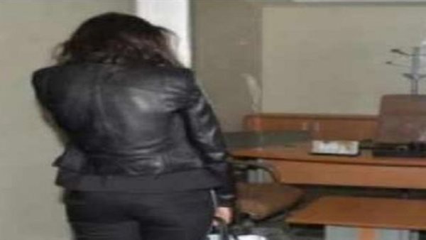 بحيلة ماكرة لا تخطر على بال .. هاكر يعرض زوجته على راغبي المتعة الحرام