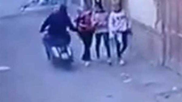 بعد القبض عليه .. شاهد لحظة تحرش المجرم بفتيات الغربية | فيديو