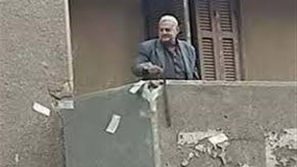 كان بيرش الأرض مياه معدنية..القصة الكاملة لمهندس ألقى أموالا من بلكونة منزله بأوسيم | فيديو