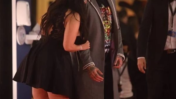 فوق الركبة وصدر مكشوف..زوجة أحمد الفيشاوي تثير الجدل في ختام مهرجان القاهرة السينمائي | صور