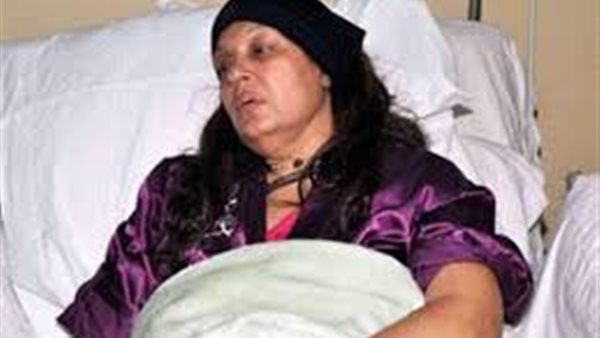 لا تتحرك من 6 شهور.. تفاصيل صادمة عن مرض فيفي عبده | فيديو