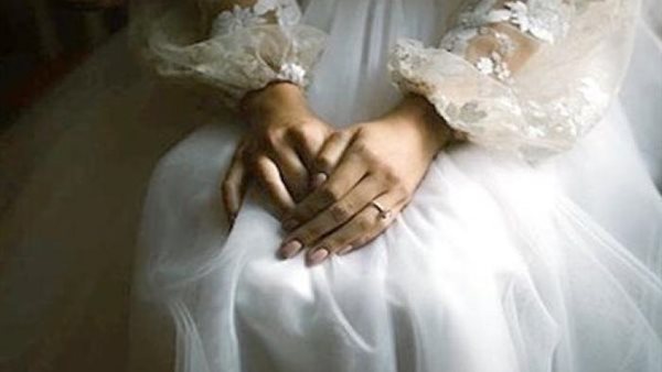 اعتراف صادم لفتاة : تزوجت عرفي لمدة شهر من شاب أراد ممارسة الجنس الثلاثي مع زوجته الأولى