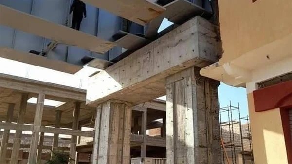 يربط الحمام ويعبر المزلقان.. كوبري يمر داخل شقة سكنية في مطروح | شاهد