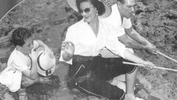 مات كل أطفاله وأصيبت زوجته بالجنون .. مأساة فنان شهير اكتشف أن حبيبته عشيقة والده | صور