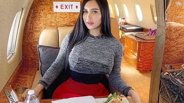 بسبب فشل عملية التجميل .. وفاة عارضة أزياء شهيرة | صور