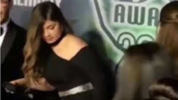 بسبب فستانها.. موقف محرج لابنة أحمد زاهر في حفل ديرجيست | فيديو