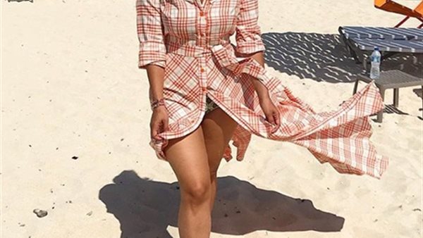 فستان قصير .. انتقادات حادة لإطلالة لقاء الخميسي الجريئة | شاهد