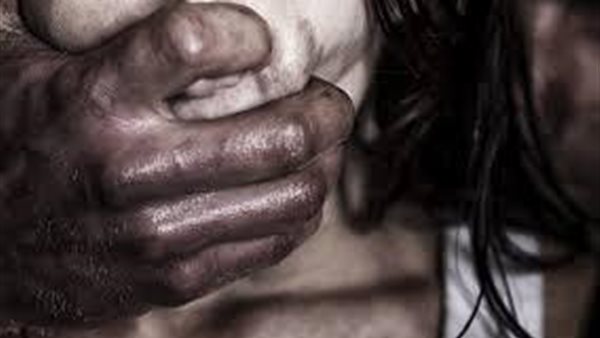 وضع يده على أماكن حساسة.. تفاصيل تحرش موظف بزميلته داخل غرفة مغلقة 