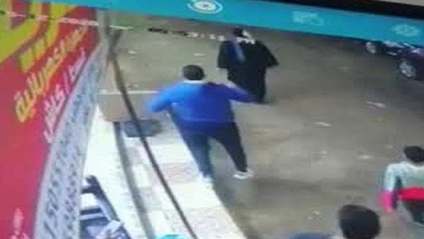 لحظات مرعبة.. فتاة بالجيزة تقفز من توك توك للهروب من السائق | فيديو
