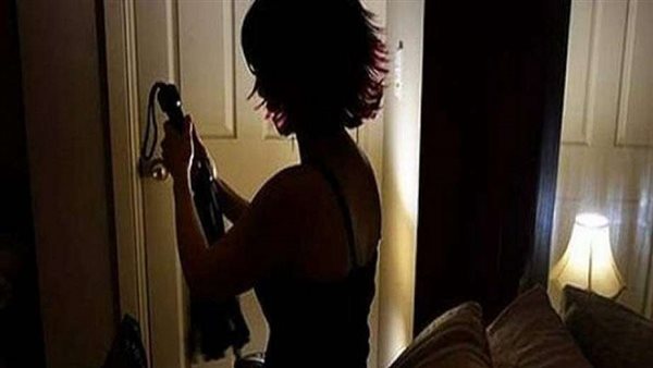 خلعت ملابسها لثري عربي بـ3 آلاف جنيه.. أول اعتراف لسيدة بالتعري علي موقع تواصل شهير