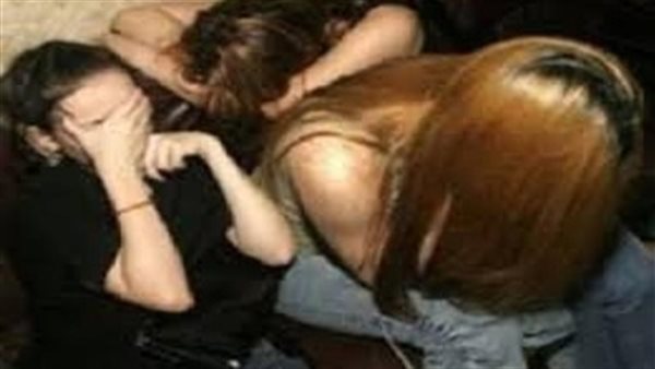 خلعت ملابسها ليعاين جسدها.. تفاصيل مثيرة عن شبكة تعري أون لاين بالعجوزة