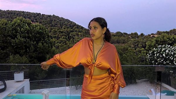 أحمر شفاه صارخ .. ظهور مثير لابنة عمرو دياب | صور