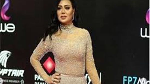 مفيش بطانة.. زاوية خلفية تكشف كارثة فستان رانيا يوسف | فيديو