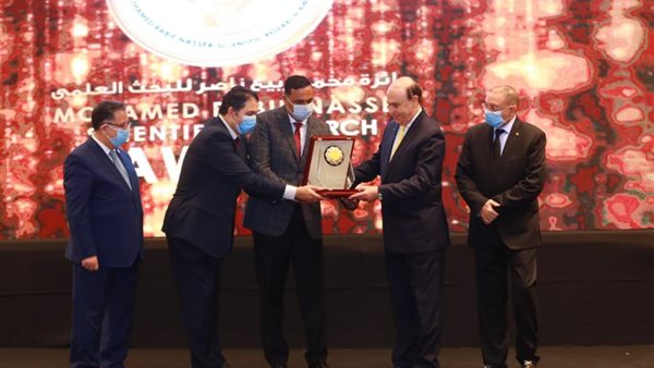 الفريق مهاب مميش يهدي جائزة محمد ربيع للرئيس السيسي : هو ابن مصر فعلا