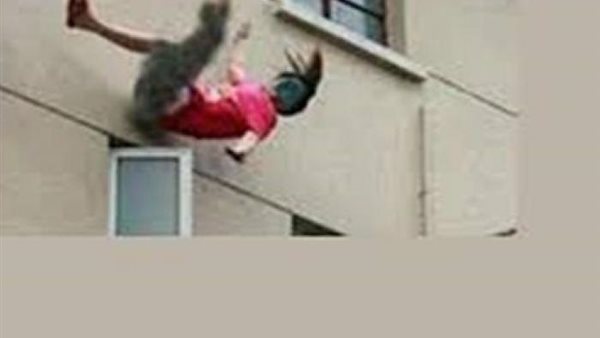 السبب صادم..زوج يلقي بزوجته من شرفة المنزل بالشرقية