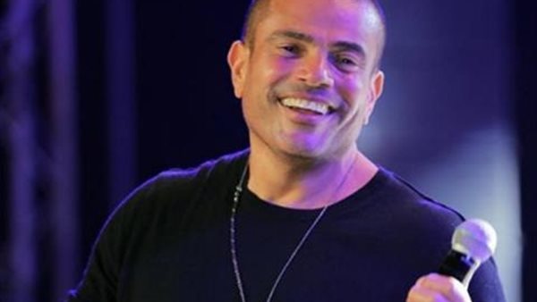 فتاة فائقة الجمال.. هل يعيش عمرو دياب قصة حب جديدة؟ | شاهد