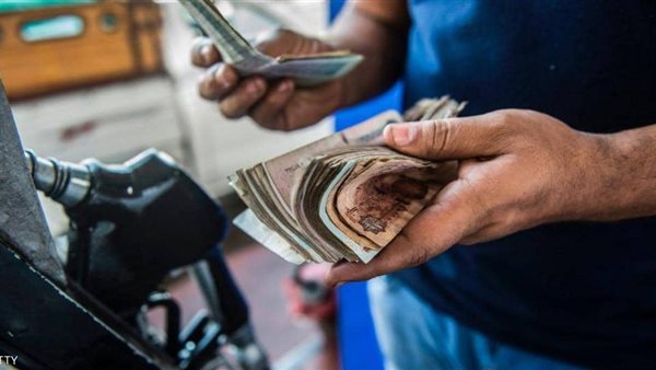 مؤشر سيء للمصريين .. هل ترفع الحكومة أسعار البنزين؟